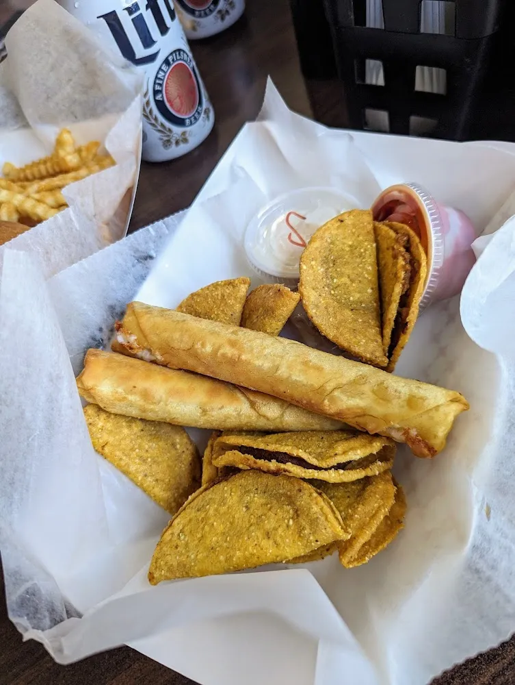 Combo Basket Mini Tacos and Wonton Mozzarella Sticks